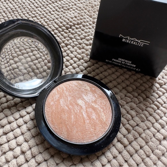 MAC Mineralize SkinFinish Face Powder - Picture 2 of 6